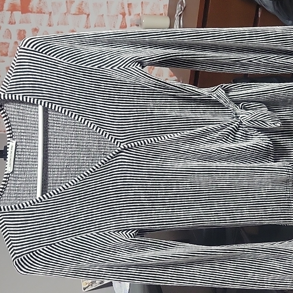 Black and white stripped blouse size Small. Long sleeves - Picture 3 of 7